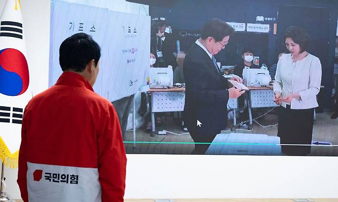 장동혁 국민의힘 대표가 29일 서울 여의도 중앙당사에서 기자회견에 앞서 이재명 대통령이 6·3 지방선거 및 국회의원 재보궐선거 사전투표 과정에서 기표소 밖으로 나와 투표용지에 도장이 "반만 찍혀도 괜찮냐"고 문의한 장면의 영상을 바라보고 있다. 뉴스1