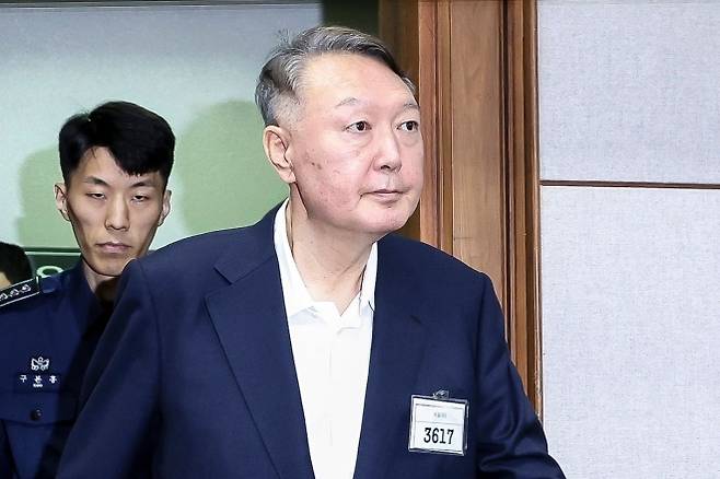 윤석열 전 대통령이 지난해 9월 서울 서초구 서울중앙지법에서 열린 특수공무집행방해, 직권남용 권리행사방해 등 혐의 사건 첫 공판에 출석하고 있다. 뉴스1