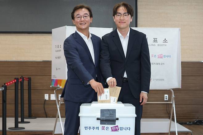 더불어민주당 전재수 부산시장 후보와 하정우 북갑 국회의원 보궐선거 후보가 5월29일 부산 북구 덕천2동 행정복지센터에 마련된 사전투표소에서 투표를 하고 있다. ⓒ 연합뉴스