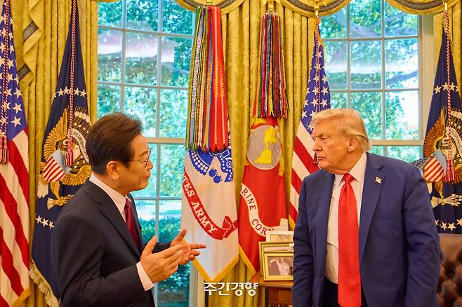 이재명 대통령이 지난 2025년 8월 25일(현지시간) 미국 워싱턴 백악관 오벌오피스에서 열린 한·미 정상회담 뒤 도널드 트럼프 미국 대통령과 대화하고 있다. 김창길 선임기자