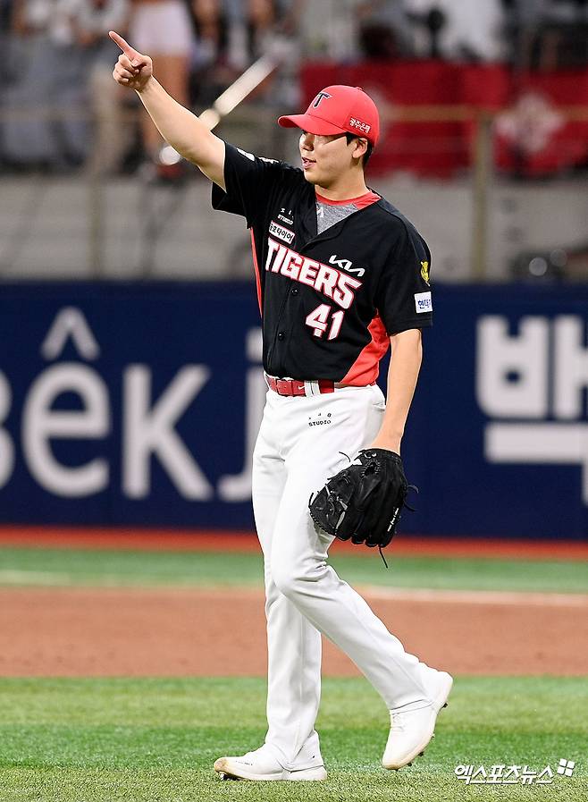 28일 오후 서울 구로구 고척스카이돔에서 열린 '2026 신한 SOL Bank KBO리그' KIA 타이거즈와 키움 히어로즈의 경기, 3회말 KIA 선발 황동하가 한승연 호수비에 기뻐하고 있다. 고척, 고아라 기자