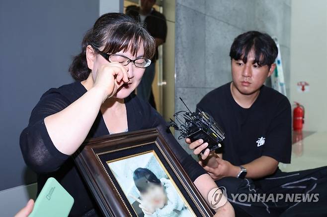 입장 밝히던 중 눈물 흘리는 피해자 어머니 (서울=연합뉴스) 신현우 기자 = 권경애 변호사의 재판 불출석으로 소송에서 진 학교폭력 피해자 유족 이기철 씨가 19일 오후 권 변호사에 대한 징계위원회가 열리는 서울 서초구 대한변호사협회 회관에서 취재진과 인터뷰하던 중 눈물을 흘리고 있다. 2023.6.19 nowwego@yna.co.kr