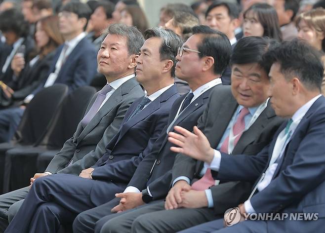 코리아풋볼파크 개관식 참석한 정몽규 대한축구협회장 (천안=연합뉴스) 류영석 기자 = 정몽규 대한축구협회장이 7일 충남 천안 코리아풋볼파크에서 열린 공식 개관식에 참석해 무대를 바라보고 있다. 2026.4.7 ondol@yna.co.kr