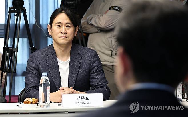 금융위원장 발언 경청하는 백준호 대표 (서울=연합뉴스) 김인철 기자 = 백준호 퓨리오사AI 대표가 지난 12일 서울 강남구 퓨리오사 AI에서 열린 금융위 국내대표 AI 반도체(NPU) 기업 현장방문 및 간담회에서 이억원 금융위원장의 발언을 경청하고 있다. 2026.5.12 yatoya@yna.co.kr
