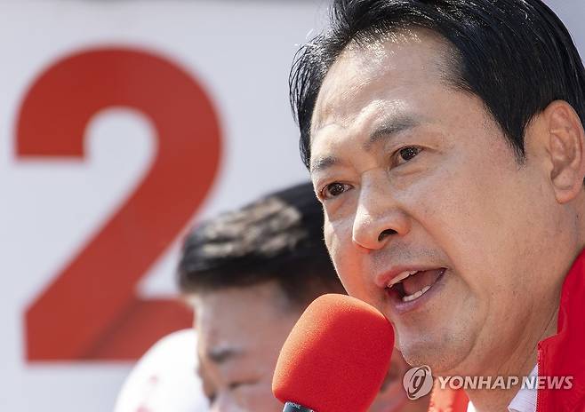 험지 광명에서 지지 호소하는 장동혁 상임선거대책위원장 (광명=연합뉴스) 황광모 기자 = 국민의힘 장동혁 상임선거대책위원장이 29일 경기도 광명시에서 열린 김정호 광명시장 지원유세에서 지지를 호소하는 연설을 하고 있다. 2026.5.29 hkmpooh@yna.co.kr