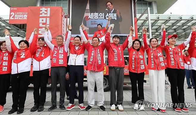 장동혁 상임선대위원장, 세종 표심 공략 (세종=연합뉴스) 이동해 기자 = 국민의힘 장동혁 상임선거대책위원장과 최민호 세종시장 후보 등 참석자들이 29일 세종 조치원역 광장에서 지방선거 승리를 다짐하며 두 손을 맞잡아 올리고 있다. 2026.5.29 eastsea@yna.co.kr