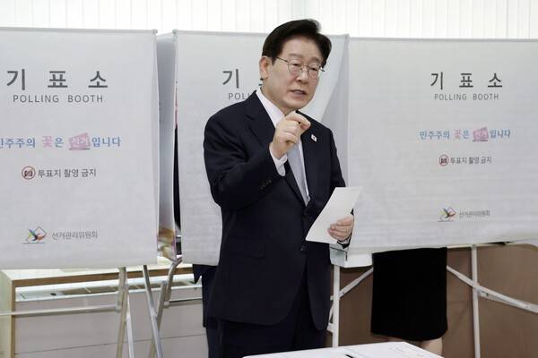 이재명 대통령이 제9회 전국동시지방선거 사전투표 첫날인 29일 서울 종로구 삼청동 주민센터에서 사전 투표 중 기표 도장 관련 문의를 하고 있다. 청와대통신사진기자단