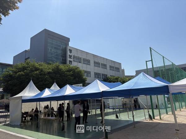 총회가 열린 압구정고등학교. 조합원들이 접수를 진행하고 있다./사진=미디어펜 박소윤 기자