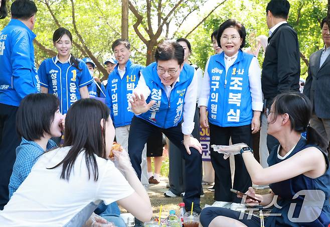정원오 더불어민주당 서울시장 후보가 30일 서울 성동구 서울숲을 찾아 시민들과 인사를 나누고 있다. 2026.5.30 ⓒ 뉴스1 이호윤 기자