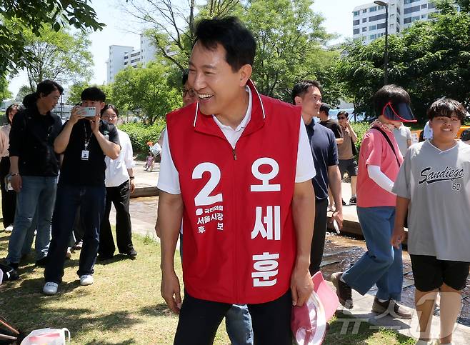 오세훈 국민의힘 서울시장 후보가 30일 오후 서울 영등포구 여의도 한강공원을 찾아 시민들과 인사를 나누고 있다. 2026.5.30 ⓒ 뉴스1 김진환 기자