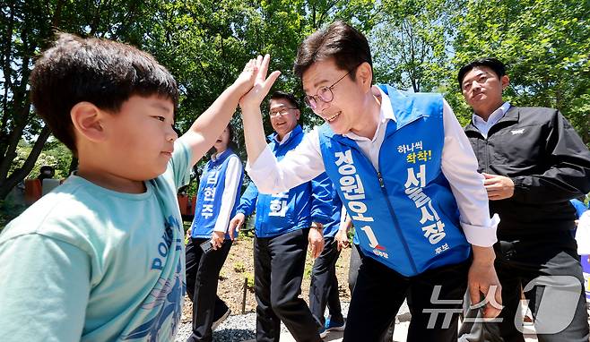 정원오 더불어민주당 서울시장 후보가 30일 서울 성동구 서울숲을 찾아 아이들과 손을 맞대고 있다. 2026.5.30 ⓒ 뉴스1 이호윤 기자