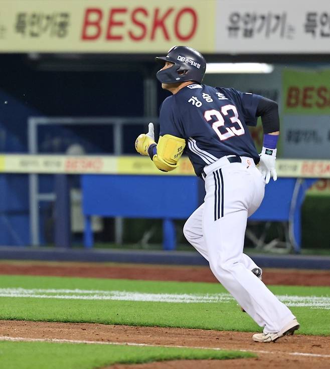 두산 강승호가 29일 대구삼성라이온즈파크에서 열린 2026 KBO리그 정규시즌 삼성전에서 9회초 역전 결승 만루 홈런을 때리고 있다. 사진 | 두산 베어스