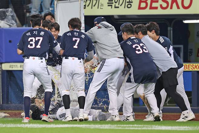 두산 강승호가 29일 대구삼성라이온즈파크에서 열린 2026 KBO리그 정규시즌 삼성전을 마친 후 동료들의 물세례를 받고 있다. 사진 | 두산 베어스
