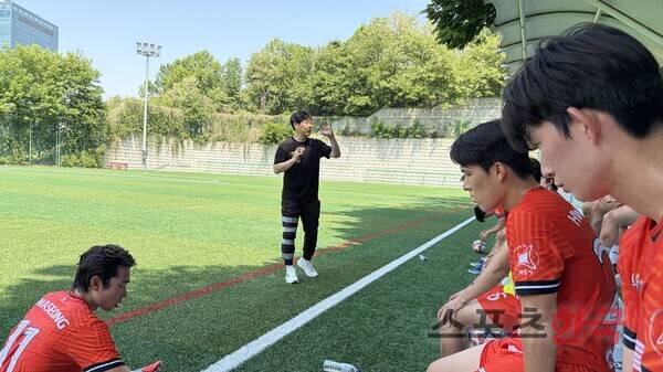 부상 중에도 열정적으로 제자들을 지도하는 송종국 화성시 U-23팀 감독. ⓒ스포츠한국 김성수 기자
