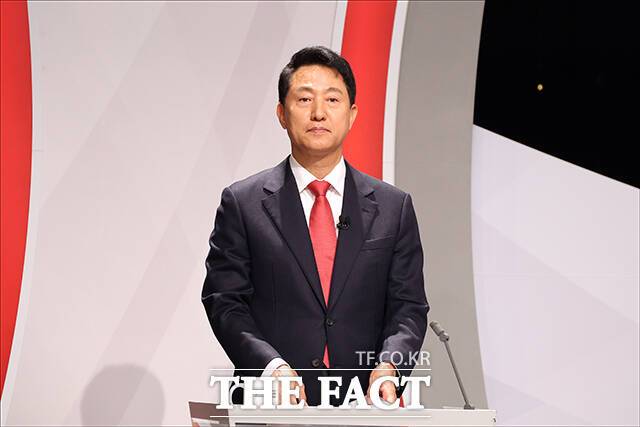 오세훈 국민의힘 서울시장 후보가 28일 오후 서울 마포구 SBS프리즘타워에서 열린 2026 서울특별시장선거 후보자 토론회에서 토론 준비를 하고 있다. /배정한 기자