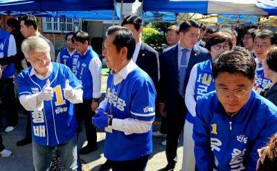 정청래 당 대표가 민형배 ·우홍섭 후보와 함께 주민들에게 환한 미소로 화답하고 있다. 이준경 기자