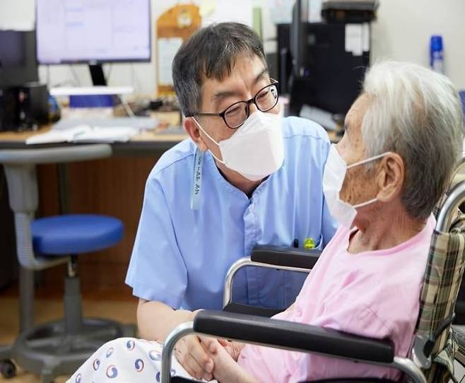 오동찬 부장은 “어르신이 진료실에 오시면 문을 열어 드리고, 진료가 끝나면 손을 잡고 문밖까지 모신 뒤 어깨를 주물러 드리며 복도까지 배웅한다”고 했다. /오동찬 제공