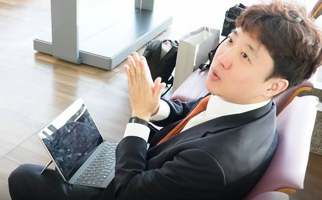 이준석 개혁신당 대표가 지난 5월25일 새벽 5시50분 일본 도쿄 출장을 위해 인천공항에 도착해 있다. 사진은 태블릿 PC 키보드로 코딩하는 이 대표. / 사진=김인한 기자