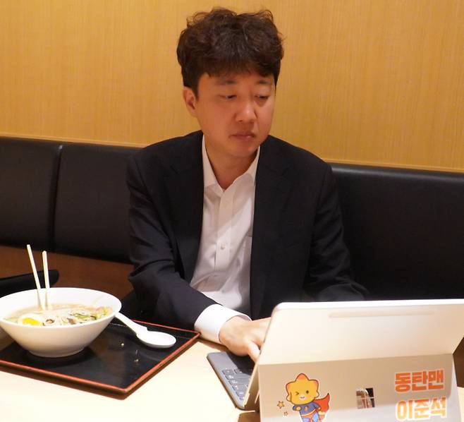 이준석 개혁신당 대표가 지난 5월25일 일본 도쿄에 도착한 뒤 점심식사 중 코딩을 하고 있다. SNS(소셜미디어) 사진을 보고 경기 화성시 동탄구 유권자인지 여부를 확인하는 애플리케이션을 만들기 위한 '바이브 코딩' 중이다. / 사진=개혁신당