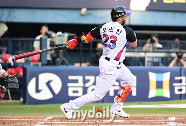 2026년 5월 29일 오후 서울 잠실구장에서 열린 '2026 신한 SOL KBO리그' KIA 타이거즈와 LG 트윈스의 경기. LG 오스틴이 1회말 1사 1루서 1타점 적시타를 치고 있다./마이데일리