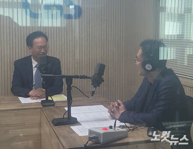 왼쪽부터 송재봉 국회의원, 김종현 앵커. 이은영 PD