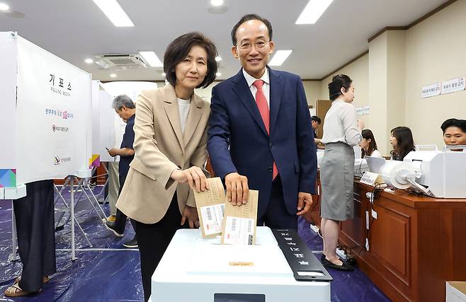 국민의힘 추경호 대구시장 후보가 지난 29일 배우자 김희경씨와 대구 수성구의회에 차려진 범어1동 사전투표소를 찾아 투표하고 있다. 연합뉴스