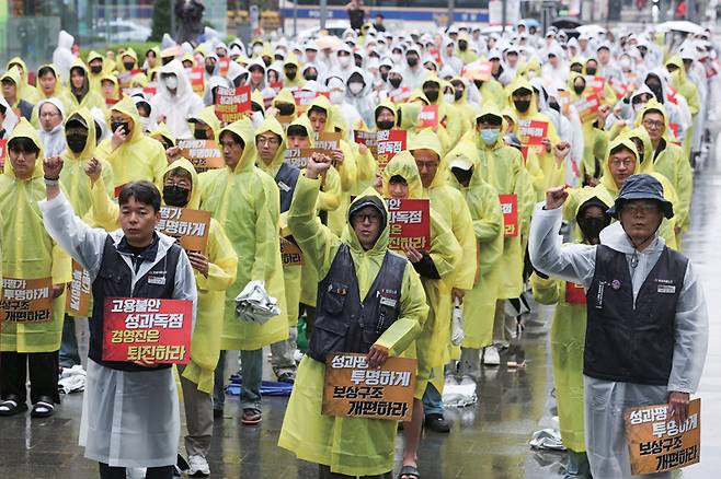 전국화학섬유식품산업노동조합 카카오지회(카카오 노조) 조합원들이 5월20일 경기도 성남시 판교역 광장에서 '2026 임단협 승리 결의대회'를 열고 있다. ⓒ연합뉴스