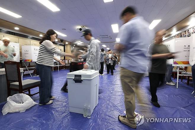 투표하는 유권자들 (제주=연합뉴스) 박지호 기자 = 제9회 전국동시지방선거 사전투표 첫날인 29일 제주도의회에 마련된 연동 사전투표소에서 유권자들이 투표하고 있다. 2026.5.29 jihopark@yna.co.kr