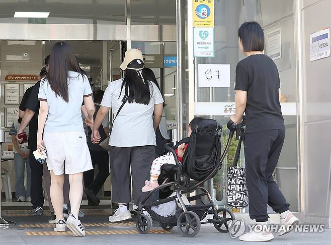둘째 날도 투표 열기 (울산=연합뉴스) 장지현 기자 = 6·3 지방선거 및 국회의원 재·보궐선거 사전투표 둘째 날인 30일 오전 유권자들이 울산 울주군 국민체육센터에 마련된 범서읍 사전투표소로 들어가고 있다. 2026.5.30 jjang23@yna.co.kr
