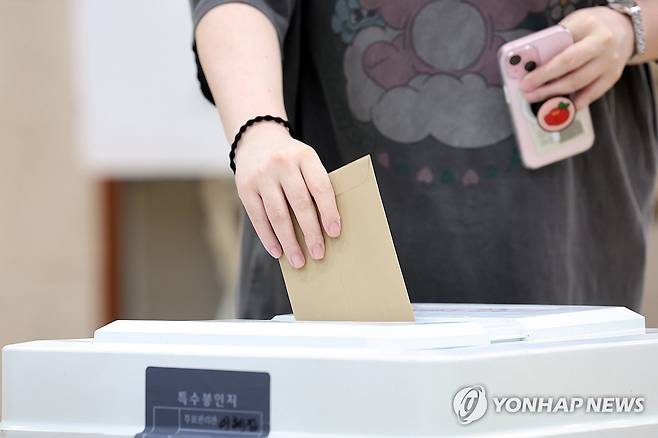 내 손으로 뽑는 일꾼 (광주=연합뉴스) 김혜인 기자 = 제9회 전국동시지방선거 사전투표 이틀차인 30일 오전 광주 광산구 우산동행정복지센터 3층에 마련된 사전투표소에서 한 유권자가 투표함에 용지가 담긴 봉투를 넣고 있다. 2026.5.30 in@yna.co.kr