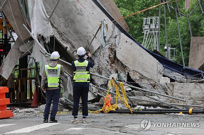 서소문 고가 붕괴 현장 살피는 사고조사위 (서울=연합뉴스) 서대연 기자 = 국토교통부 사고조사위원회 관계자들이 27일 서울 서대문구 고가차도 붕괴 사고 현장을 살펴보고 있다. 2026.5.27 dwise@yna.co.kr