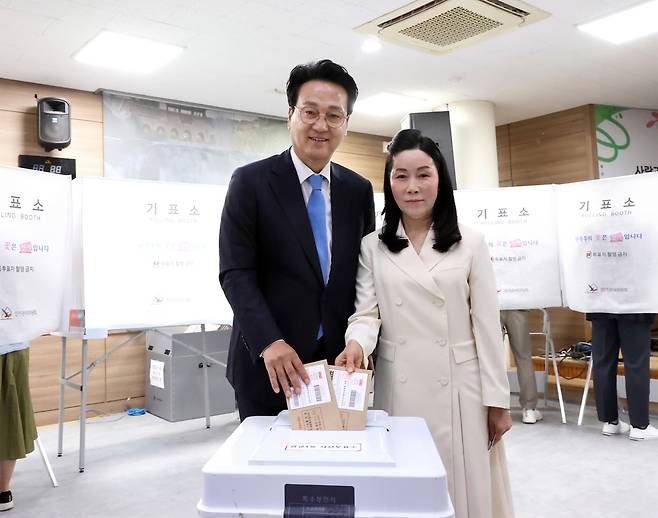 29일 수원 광교1동 행정복지센터에서 안민석 경기도교육감 후보가 배우자와 함께 사전투표를 하고 있다.
