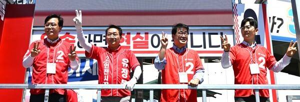 유정복 국민의힘 인천시장 후보가 제9회 전국동시지방선거를 사흘 앞둔 31일 인천시 중구 영종국제도시 유세 현장에서 송언석 국민의힘 원내대표,배준영 국회의원과 함께 지지를 호소하고 있다. 고태곤 기자 tkko@kihoilbo.co.kr