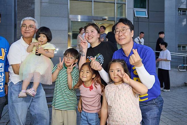 더불어민주당 정명근 화성시장 후보가 시민들과 만나 기념촬영을 하고 있다.<정명근 후보 캠프 제공>