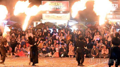 2026 춘천마임축제 폐막을 알리는 도깨비난장이 30일 춘천시 중도 레고랜드 코리아리조트 주차장에서 열려 관람객들이 행사장 곳곳에 마련된 다채로운 공연과 체험프로그램을 즐기고 있다. 박승선기자