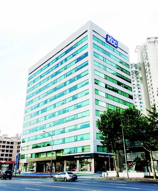 서울 서초구에 있는 KCC 본사 전경.
