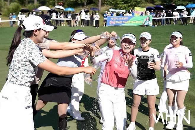 31일 KLPGA 투어 통산 20승을 달성한 박민지가 동료들의 축하 물세례를 받고 있다.