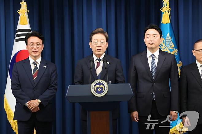 이재명 대통령이 4일 서울 용산구 대통령실 청사 브리핑룸에서 국무총리와 국정원장, 대통령 비서실장 등 인선발표를 하고 있다. 국무총리 후보자로는 김민석 국회의원, 국정원장 후보자로는 이종석 전 통일부장관이 지명됐다. 대통령 비서실장으로는 강훈식 국회의원, 안보실장에는 위성락 국회의원이 임명됐다. 2025.6.4 ⓒ 뉴스1 허경 기자