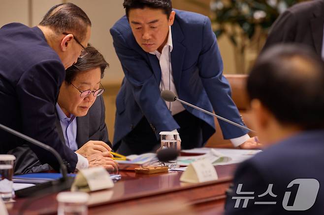 이재명 대통령이 10일 서울 용산 대통령실에서 열린 국가안전보장회의(NSC) 전체회의에서 강훈식 대통령비서실장, 위성락 국가안보실장과 대화하고 있다. (대통령실 제공. 재판매 및 DB 금지) 2025.7.10 ⓒ 뉴스1 허경 기자