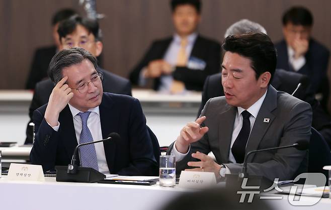 강훈식 비서실장과 김용범 정책실장이 13일 호텔현대 바이 라한 울산에서 열린 K-조선 미래비전 간담회에서 대화하고 있다. 2026.5.13 ⓒ 뉴스1 이재명 기자