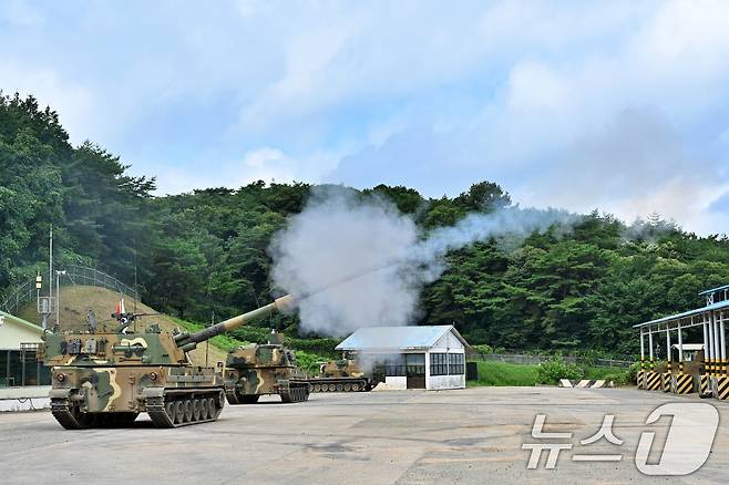 육군포병학교 장병들이 '육군 국제 과정'에 참가한 교육생들에게 K9자주포 운용시범을 보이고 있다. (육군 제공) 2024.7.26 ⓒ 뉴스1