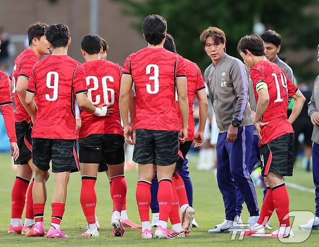 홍명보 대한민국 축구대표팀 감독이 30일(현지시간) 미국 유타주 솔트레이크시티 브리검 영 대학교 BYU 사우스필드 경기장에서 2026 국제축구연맹(FIFA) 북중미 월드컵 앞두고 열린 대한민국과 트리니다드 토바고의 평가전 후반 하이드레이션 브레이크 시간에 선수들에게 작전을 지시하고 있다. 2026.5.31 ⓒ 뉴스1 임세영 기자