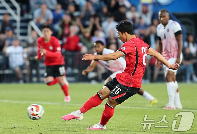 대한민국 축구대표팀 황희찬이 30일(현지시간) 미국 유타주 솔트레이크시티 브리검 영 대학교 BYU 사우스필드 경기장에서 2026 국제축구연맹(FIFA) 북중미 월드컵 앞두고 열린 대한민국과 트리니다드 토바고의 평가전에서 페널티킥을 차고 있다. 2026.5.31 ⓒ 뉴스1 임세영 기자