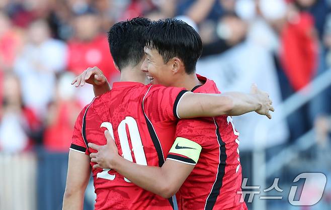 대한민국 축구대표팀 손흥민이 30일(현지시간) 미국 유타주 솔트레이크시티 브리검 영 대학교 BYU 사우스필드 경기장에서 2026 국제축구연맹(FIFA) 북중미 월드컵 앞두고 열린 대한민국과 트리니다드 토바고의 평가전에서 페널티킥을 성공하고 조유민과 포옹을 나누고 있다. 2026.5.31 ⓒ 뉴스1 임세영 기자
