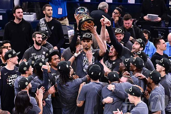 NBA 샌안토니오가 오클라호마시티를 누르고 파이널에 진출했다.ⓒ AFP=뉴스1