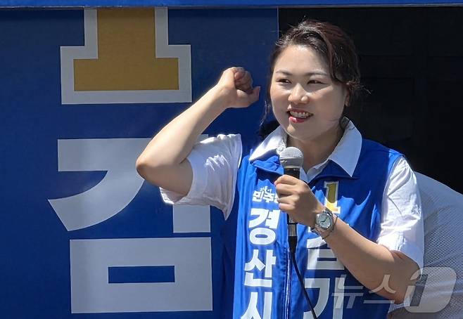김기현 민주당 경북 경산시장 후보가 선거전 마지막 휴일인 31일 경산시장을 찾아 차량유세를 하며 막판 지지를 호소하고 있다. 2026.5.31 ⓒ 뉴스1 정우용 기자