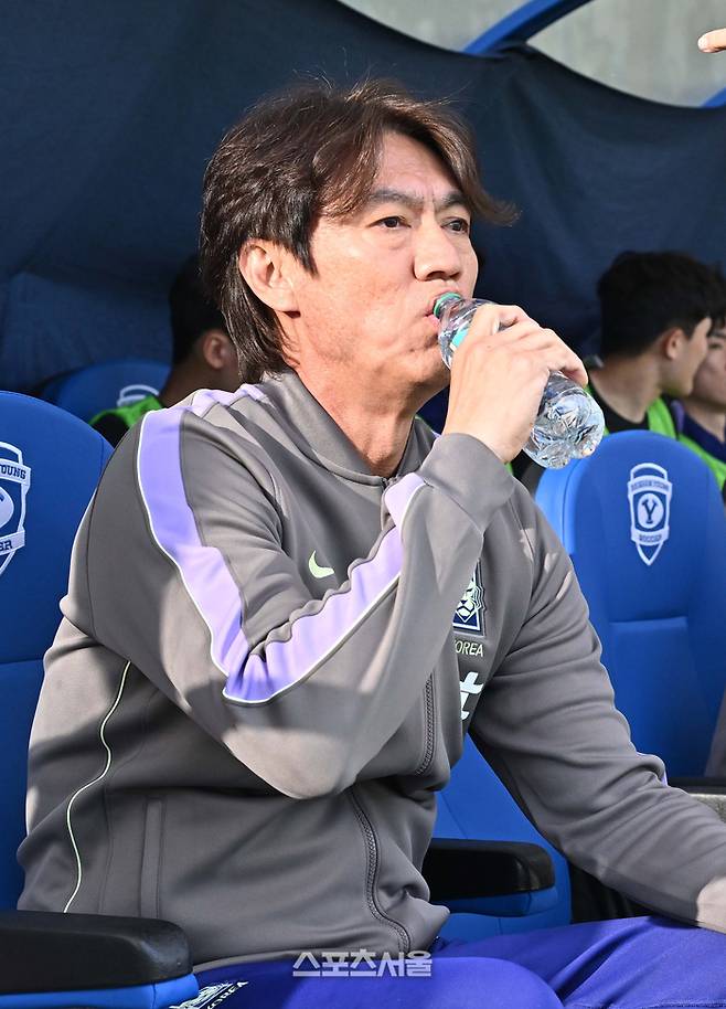 축구국가대표팀의 홍명보 감독이 31일(한국시간) 미국 유타주 프로보 스미스 필드 하우스 사우스 필드에서 진행된 트리니다드토바고와의 평가전에 앞서 물을 마시고 있다. 프로보(미 유타주) | 박진업 기자 upandup@sportsseoul.com