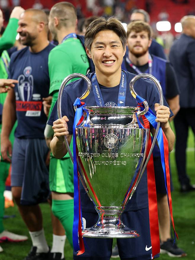 '빅이어 들고 활짝' 한국인 최초 유럽챔피언스리그 2연패를 차지한 이강인. 로이터연합뉴스