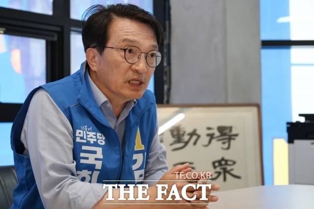 김의겸 더불어민주당 군산·김제·부안갑 국회의원 재보궐선거 후보는 새만금과 군산조선소 재건이 지역 경제 회복의 핵심 과제라고 강조했다. /김성렬 기자