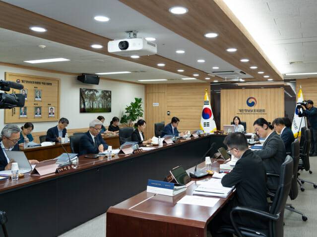 개인정보보호위원회는 27일 오후 서울 종로구 정부서울청사에서 2026년 제10회 개인정보보호위원회 전체회의를 개최했다.